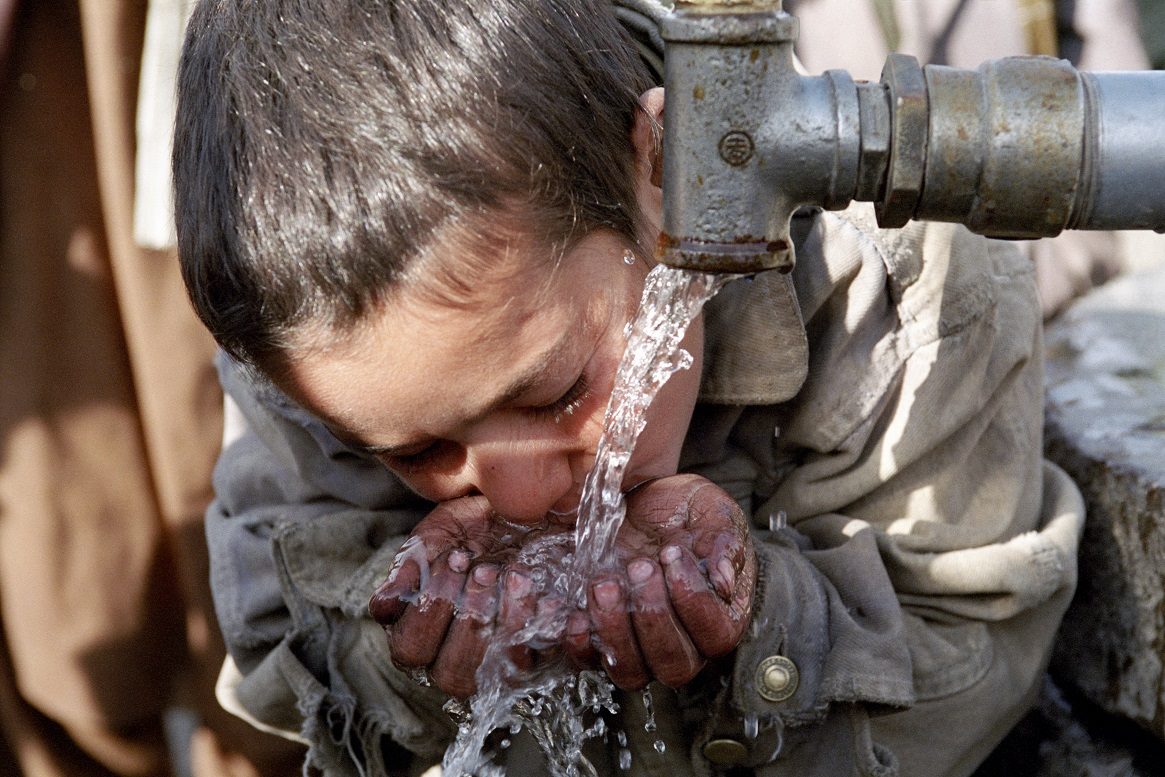 unesco barn drikker vand